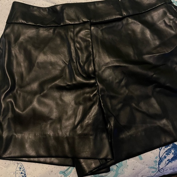 House of Harlow 1960 Faux Leather Halter with high waisted Shorts .Zip up back - Picture 4 of 9
